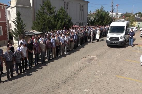 Öğretmen Çift Ve İki Çocuğu Toprağa Verildi