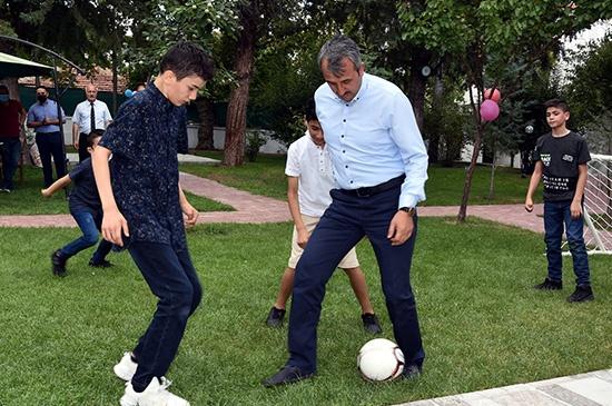 Sezer, Sevgi Evlerinde Kalan Çocuklarla Futbol Oynadı